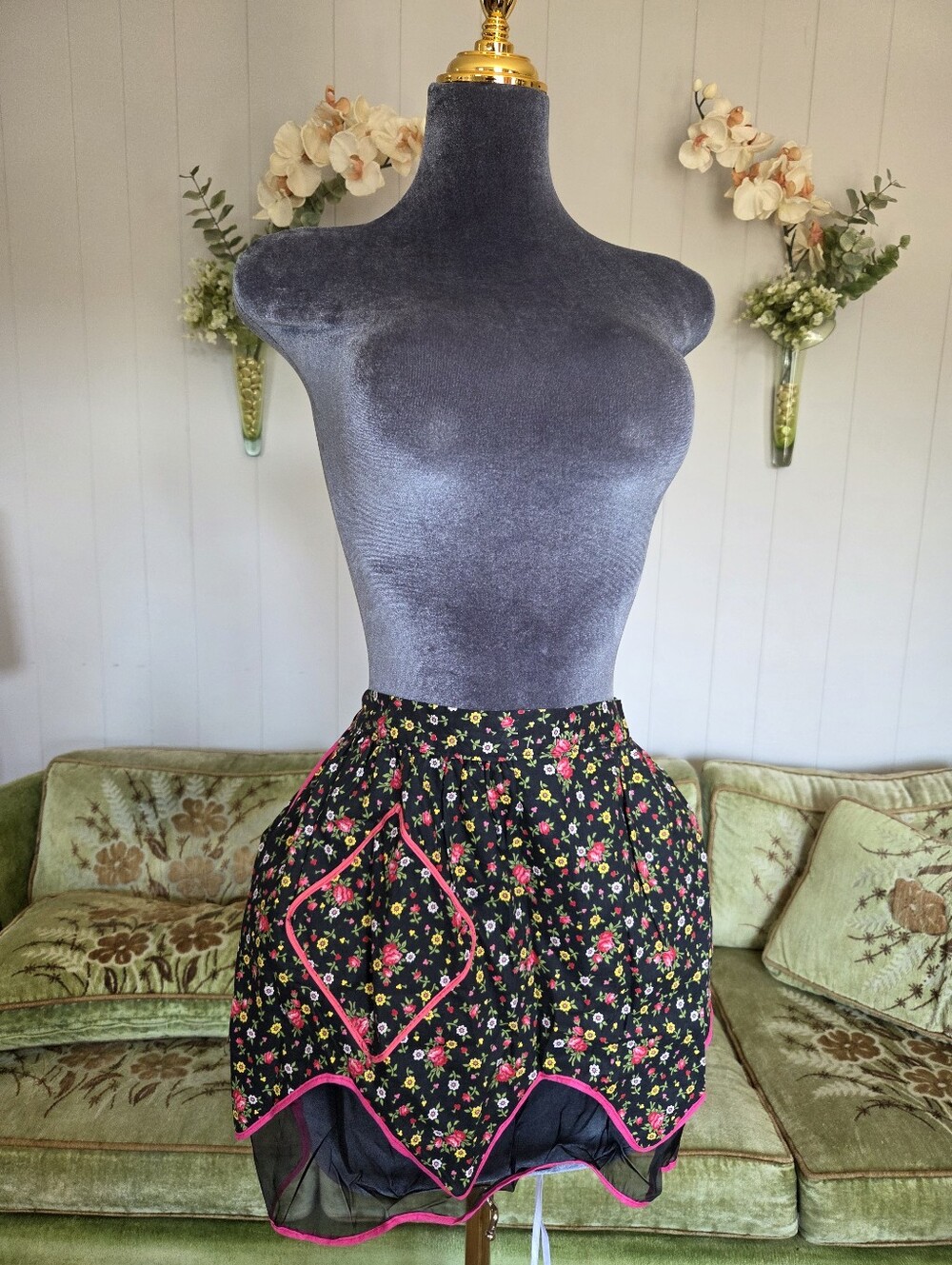 Vintage Reversible Floral Black & Pink Trim Tiered Apron